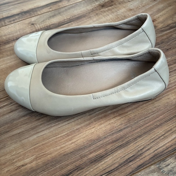 Dansko Cream Leather Lisanne Ballet Flats Patent Cap Toe Womens Size 37‎ - Picture 1 of 5